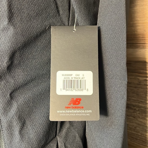 New Balance Women's Accelerate Full Zip Track Jacket in Black NWT - Picture 2 of 4